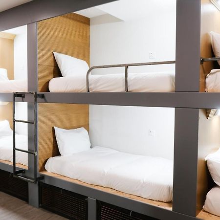 Cwtsh Hostel 스완지 외부 사진 A typical pod room at a capsule hotel