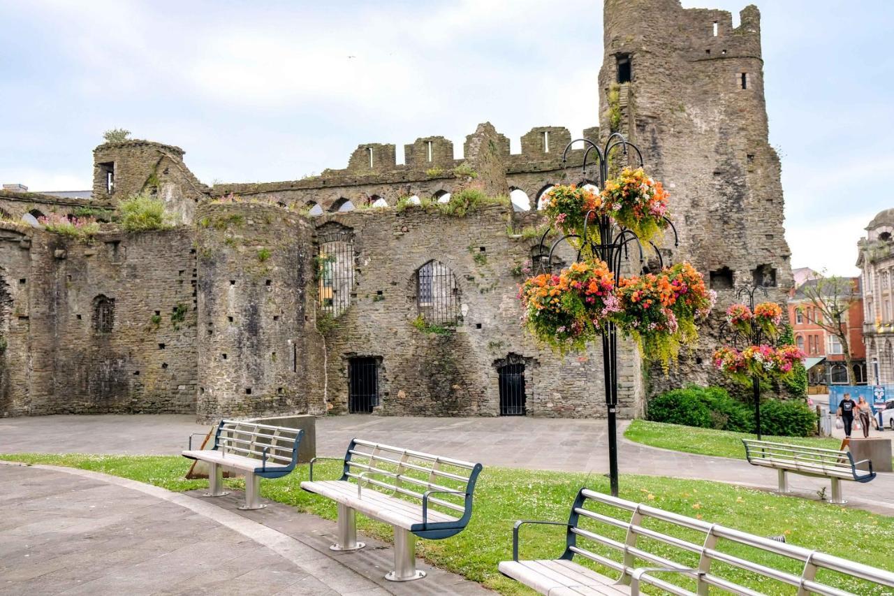 Cwtsh Hostel 스완지 외부 사진 Trim Castle