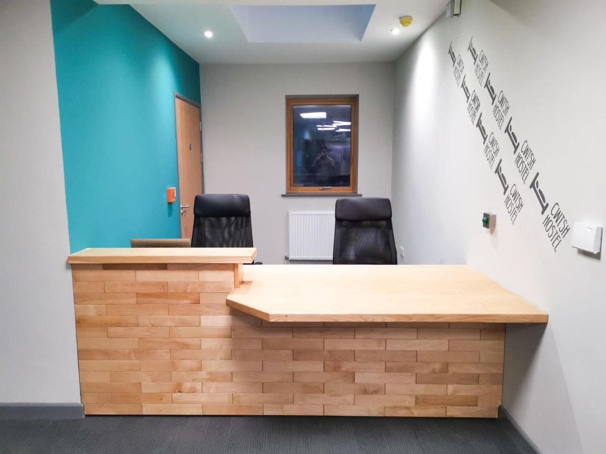Cwtsh Hostel 스완지 외부 사진 The reception area of the school