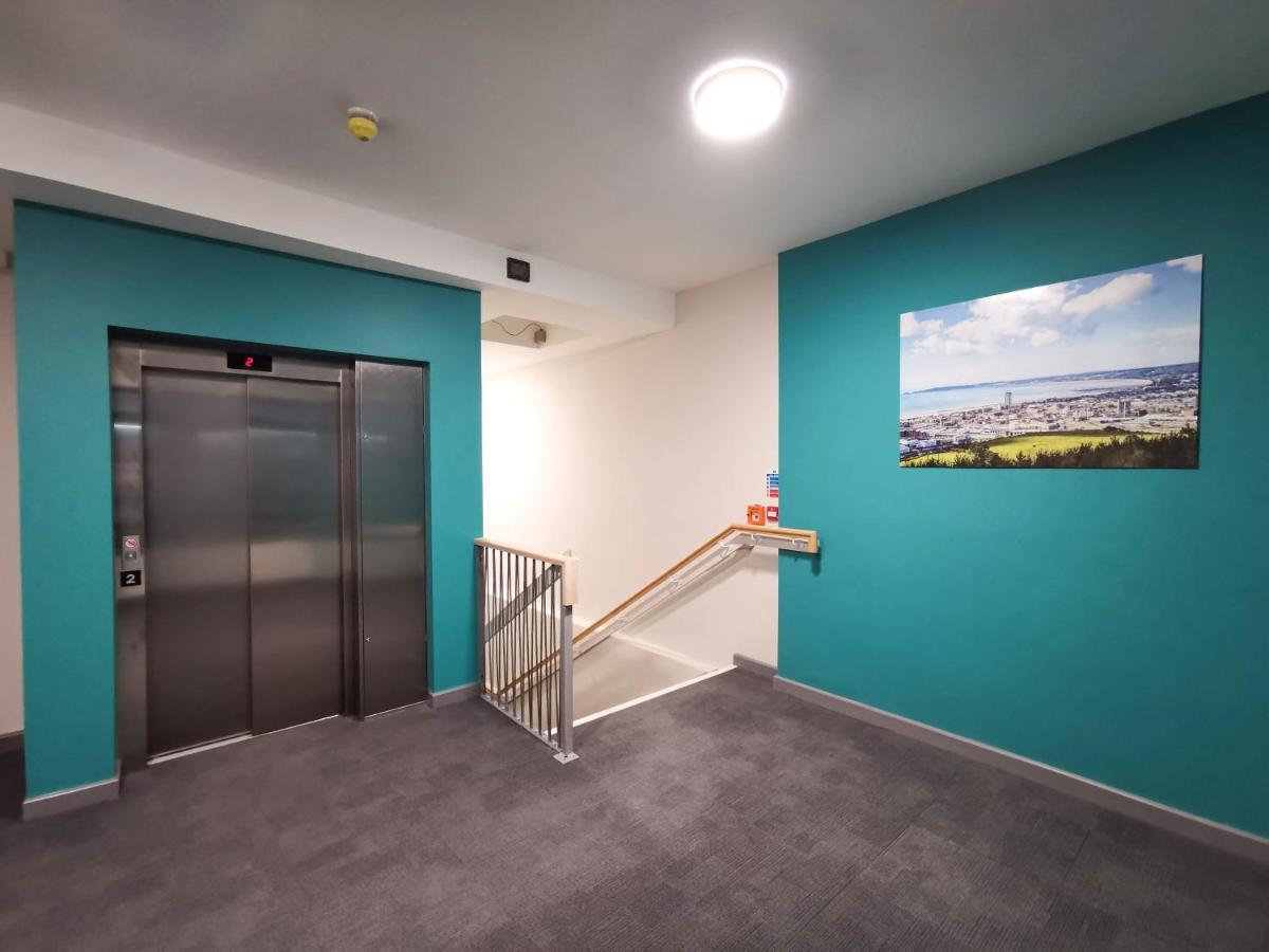 Cwtsh Hostel 스완지 외부 사진 The lift at the entrance of the station