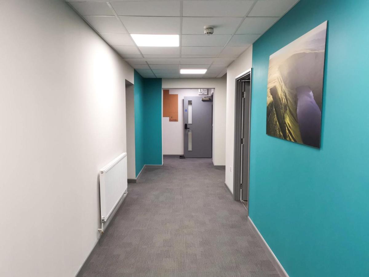 Cwtsh Hostel 스완지 외부 사진 A corridor at the University of Roehampton