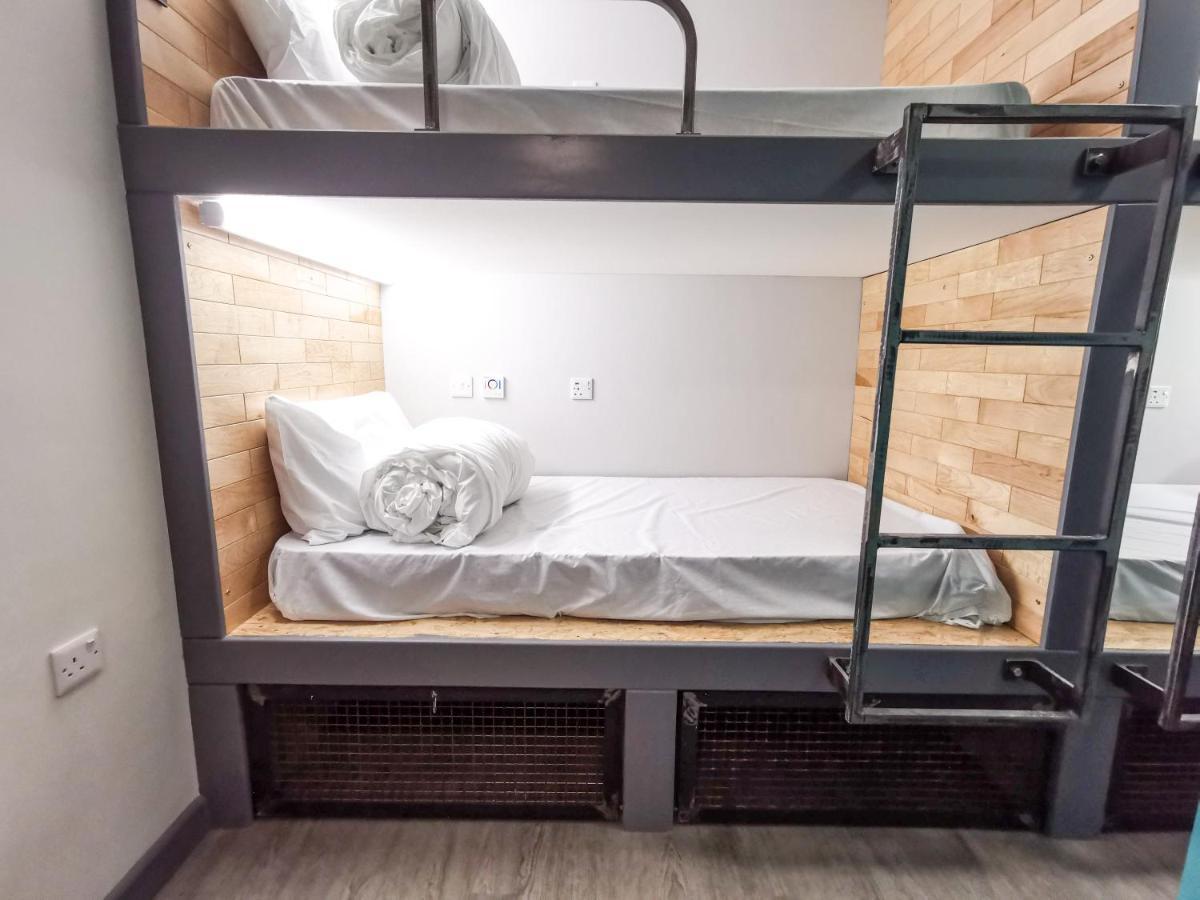 Cwtsh Hostel 스완지 외부 사진 A bunk bed in a hostel
