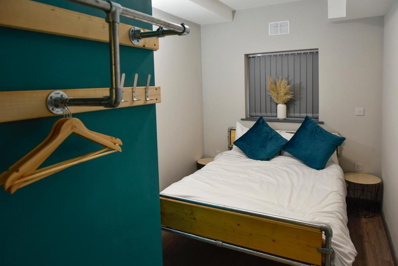 Cwtsh Hostel 스완지 외부 사진 A bedroom at the hotel
