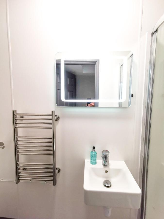 Cwtsh Hostel 스완지 외부 사진 A heated towel rail