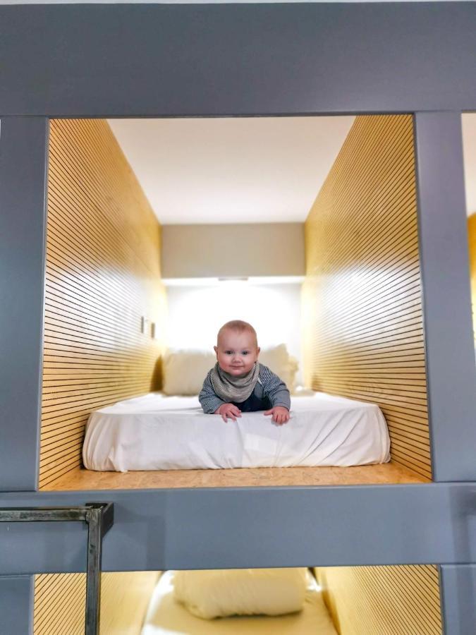 Cwtsh Hostel 스완지 외부 사진 A baby in a crib