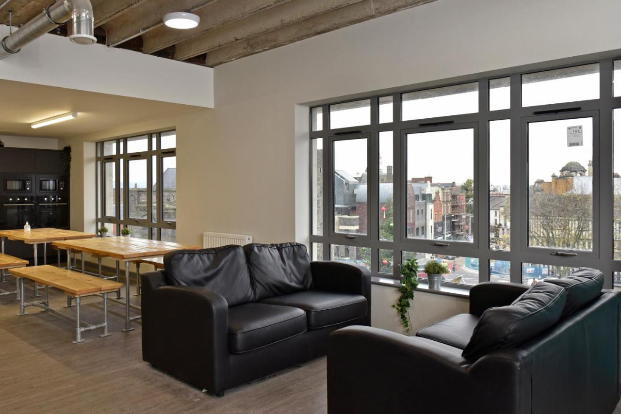 Cwtsh Hostel 스완지 외부 사진 The common room at the University of East London