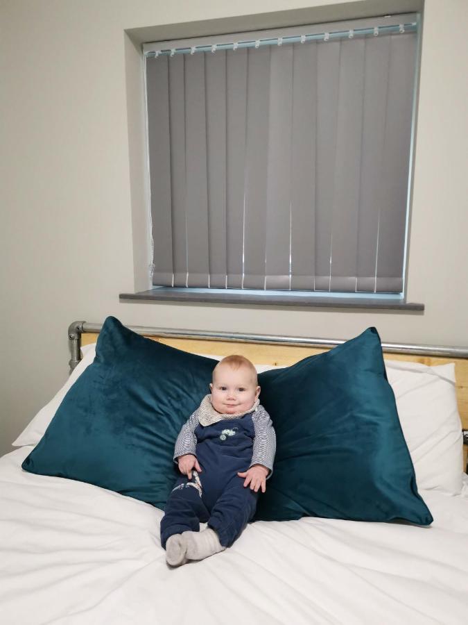 Cwtsh Hostel 스완지 외부 사진 A baby on a bed