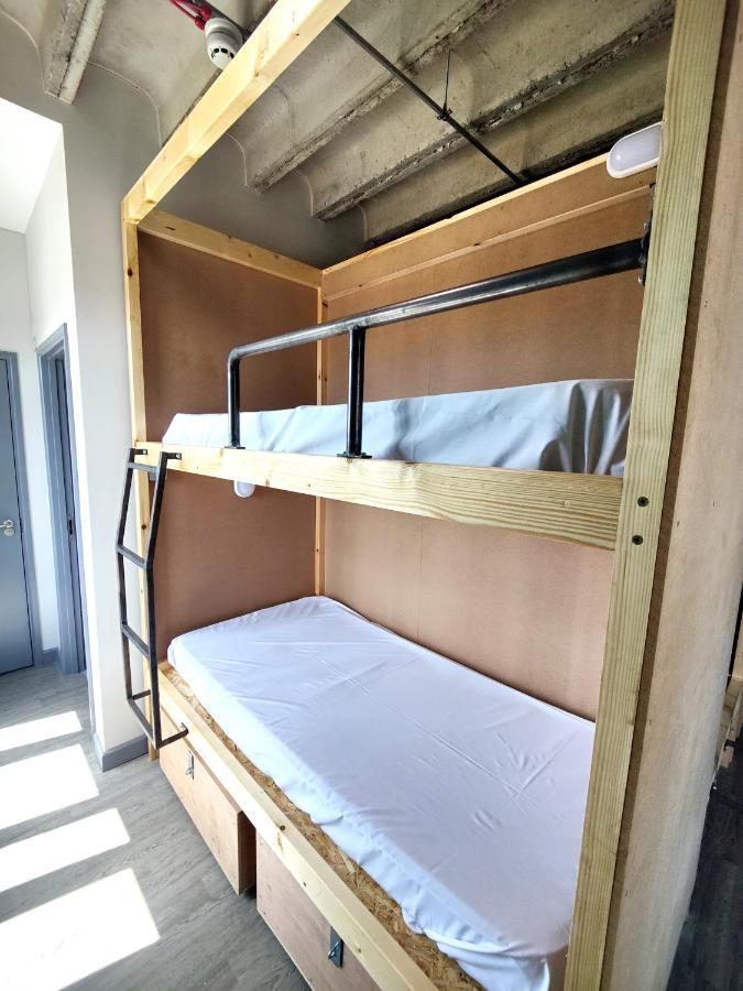 Cwtsh Hostel 스완지 외부 사진 Bunk beds in a hostel