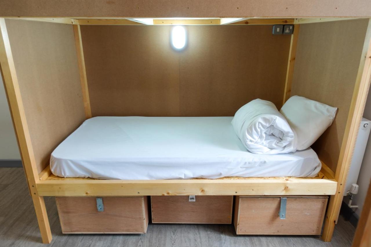 Cwtsh Hostel 스완지 외부 사진 A bunk bed with storage boxes