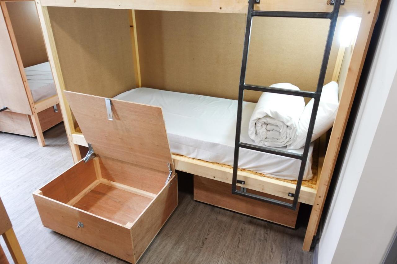 Cwtsh Hostel 스완지 외부 사진 A bunk bed with storage underneath