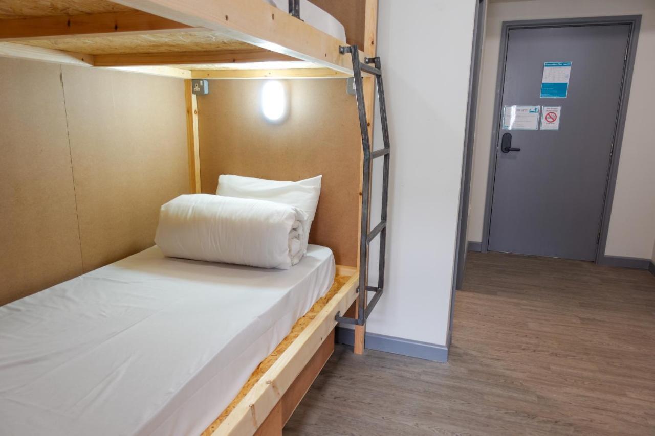 Cwtsh Hostel 스완지 외부 사진 A typical room at the hotel