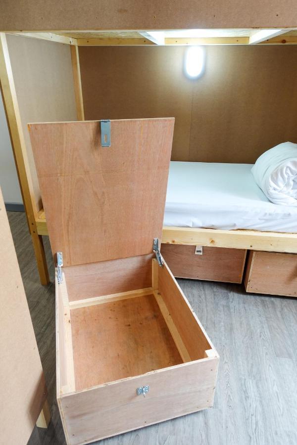 Cwtsh Hostel 스완지 외부 사진 A storage box